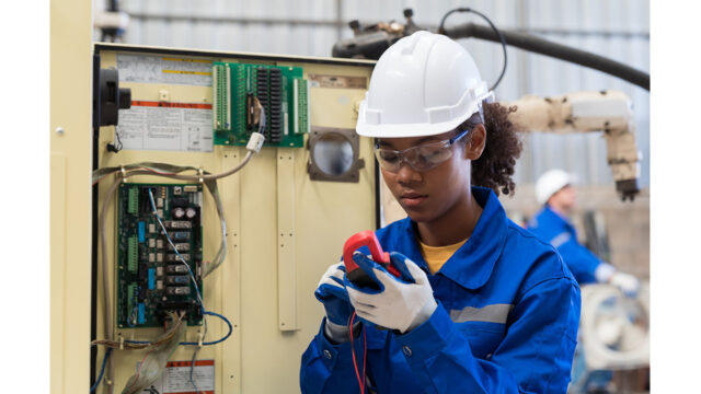 siemens-usa-trains-200k-experts-by-2030-news-01-1280x720 Training Electricians and Manufacturing Experts
